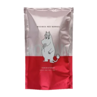 Opakowanie herbaty rooibos liściastej Moomin Rooibos Red Berries od Teministeriet o pojemności 100g. Srebrno-czerwone opakowanie z wizerunkiem uroczego Muminka trzymającego kwiatek, minimalistycznym designem i napisem 'Moomin'. Herbata o bogatym smaku czerwonych jagód, dedykowana wielbicielom herbaty i świata Muminków.