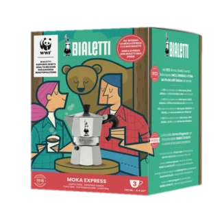 Opakowanie kawiarki Bialetti Moka Express 3 tz, które jest częścią specjalnej edycji wspierającej WWF. Na zdjęciu widoczne jest pudełko z kolorową grafiką przedstawiającą ludzi pijących kawę oraz niedźwiedzia, symbolizującego ochronę zagrożonych gatunków. Opakowanie zawiera kawiarkę Moka Express o pojemności 3 filiżanek (130 ml) oraz torbę Bialetti. Na pudełku znajdują się również informacje o historii marki Bialetti, datującej się od 1933 roku, oraz wspomnienie o opatentowanym systemie parzenia kawy. Produkt promuje inicjatywy WWF mające na celu ochronę zagrożonych populacji niedźwiedzi.