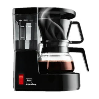 Ekspres przelewowy Melitta Aromaboy w kolorze czarnym, na białym tle. Kompaktowy design, idealny do parzenia 2 filiżanek kawy, wyposażony w szklany dzbanek, wskaźnik poziomu wody oraz funkcję automatycznego wyłączania, zapewnia wygodne i szybkie przygotowanie aromatycznej kawy
