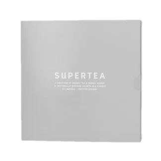 Opakowanie zestawu herbat Supertea Variety Box, zawierającego 32 indywidualnie zapakowane torebki herbat organicznych i ziołowych mieszanek, na białym tle. Eleganckie szare pudełko z minimalistycznym napisem