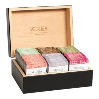 Skrzynka prezentowa VEERTEA Premium z drewna, wypełniona różnokolorowymi paczkami herbat, w tym smaki jak Citrus Tea, Earl Grey, oraz Cranberry & Raspberry, prezentowana na czarnym tle