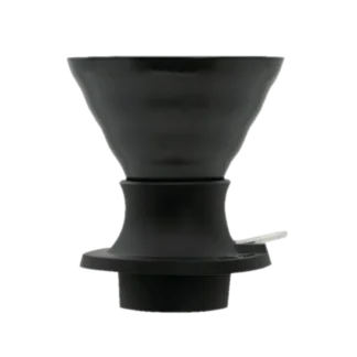 Ceramiczny dripper Hario V60 Immersion Switch w kolorze Smokey Black, idealny do precyzyjnego parzenia kawy metodą przelewową. Wyposażony w mechanizm immersion switch, który pozwala na pełną kontrolę nad czasem ekstrakcji, co gwarantuje bogaty smak i aromat kawy. Doskonały wybór dla domowych baristów oraz profesjonalistów ceniących jakość.