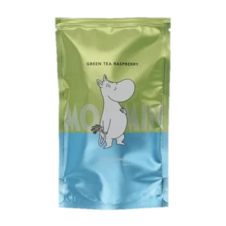 Opakowanie herbaty sypanej Teministeriet Moomin Green Tea Raspberry, 100g, z uroczym motywem Muminka. Zielona herbata o owocowym aromacie malin, idealna do codziennego relaksu. Wyjątkowa mieszanka inspirowana światem Muminków, łącząca świeżość zielonej herbaty z delikatną słodyczą malin.