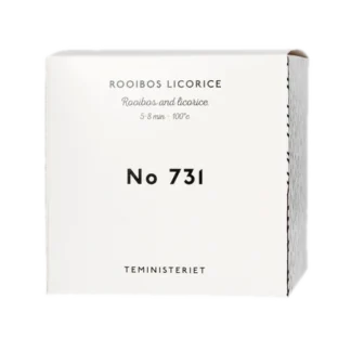 Opakowanie herbaty Teministeriet No 731 Rooibos Licorice, zawierającej rooibos z dodatkiem lukrecji. Herbata przeznaczona do zaparzania w temperaturze 100°C przez 5–8 minut. Eleganckie, minimalistyczne pudełko w kolorze białym, z czarnymi napisami, które idealnie pasuje do estetyki nowoczesnych herbat premium.