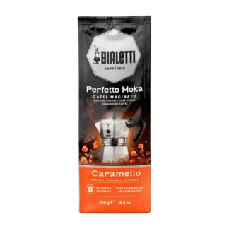 Opakowanie kawy mielonej Bialetti Perfetto Moka Caramello o pojemności 250 g. Czarna torba z logo Bialetti i grafiką kawiarki, podkreślająca nuty smakowe karmelu. Średni stopień palenia oraz intensywność 8, idealna do przygotowania w kawiarce.