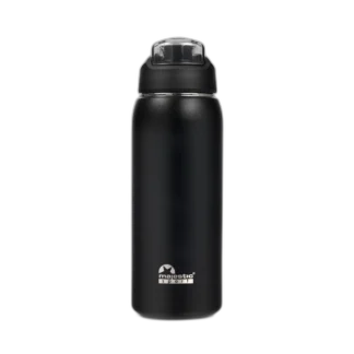 Bidon Majestic Sport Delta o pojemności 750 ml w klasycznej, czarnej kolorystyce. Wyposażony w przezroczystą pokrywkę z funkcjonalnym zamknięciem, zapewnia szczelność i wygodę użytkowania. Solidna konstrukcja i elegancki design czynią go doskonałym wyborem zarówno na treningi, jak i na co dzień. Widoczne logo Majestic Sport na dole bidonu podkreśla markową jakość produktu.