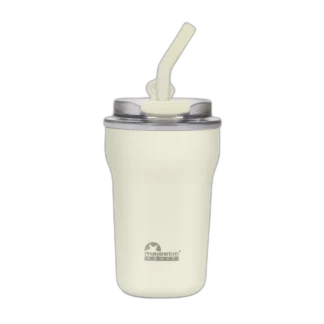 Bidon Majestic Sport Hoody o pojemności 420 ml w eleganckim, kremowym odcieniu bieli. Wyposażony w transparentną, szarą pokrywkę z wbudowaną słomką, zapewniającą wygodę użytkowania. Minimalistyczny design z widocznym logo Majestic Sport na korpusie. Idealny wybór na każdą okazję, zarówno do pracy, jak i na trening, gwarantując stylowy wygląd i praktyczność.
