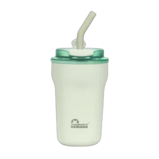 Bidon Majestic Sport Hoody o pojemności 420 ml w odcieniu pastelowej zieleni. Wyróżnia się nowoczesnym designem z przezroczystą zieloną pokrywką i wbudowaną słomką, która ułatwia picie napoju. Na korpusie widoczne logo Majestic Sport, dodające elegancji. Produkt idealny na co dzień oraz do aktywności fizycznych, zapewniający komfort i wygodę użytkowania.