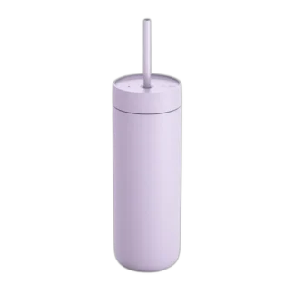 Liliowy kubek Fellow Carter Cold Tumbler o pojemności 591 ml, wykonany z wysokiej jakości materiałów. Minimalistyczny design z gładką powierzchnią i wbudowaną słomką idealnie nadaje się do zimnych napojów. Stylowy i funkcjonalny, doskonały na codzienne wyjścia i podróże.
