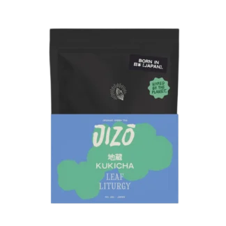 Herbata zielona Leaf Liturgy Jizō Kukicha zapakowana jest w kontrastowe czarno-niebieskie opakowanie typu doypack z grafiką inspirowaną japońskim minimalizmem. To organiczna kukicha, zawierająca łodyżki i liście herbaciane, dająca łagodny napar o niskiej zawartości kofeiny i świeżym aromacie.