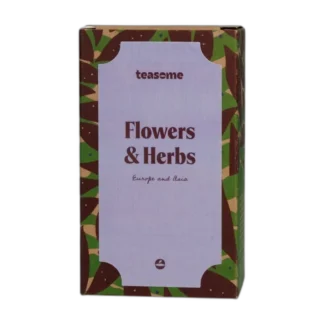 Herbata ziołowa Teasome Flowers & Herbs pochodzi z Europy i Azji i została zapakowana w stylowe pudełko z fioletową etykietą oraz botanicznym wzorem. Zawiera starannie wyselekcjonowane suszone kwiaty i zioła, które tworzą aromatyczną kompozycję idealną na relaksujące chwile przy filiżance naparu