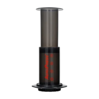 Zaparzacz AeroPress Original w kolorze ciemnym z czerwonym logo, widok na całość urządzenia ustawionego pionowo.