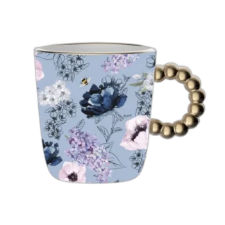 Kubek porcelanowy Bialetti o pojemności 320 ml z serii Bridgerton – pastelowoniebieski z kwiatowym wzorem i dekoracyjnym złotym uchwytem w formie perełek.
