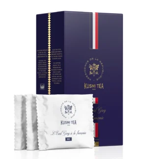Ekskluzywne opakowanie herbaty Kusmi Tea L’Earl Grey à la française z 24 białymi saszetkami ozdobionymi herbem Republiki Francuskiej i złotymi detalami.