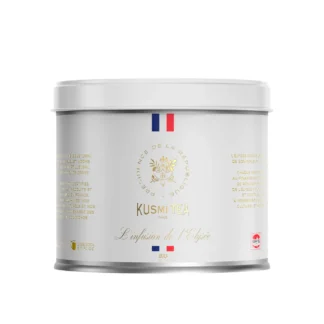 Elegancka puszka herbaty Kusmi Tea L’infusion de l’Élysée 90g – białe opakowanie z francuską flagą i złotymi detalami inspirowane Pałacem Elizejskim.