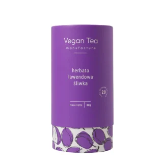 Fioletowe opakowanie herbaty Vegan Tea z białym napisem: „herbata lawendowa śliwka, masa netto 80g, 20 filiżanek naparu”. Dolna część puszki ozdobiona grafiką śliwek. Relaksująca mieszanka ziołowo-owocowa o wyjątkowym aromacie.