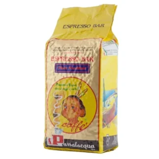 Opakowanie kawy espresso w ziarnach Espresso Bar, ważące 1 kg, idealne do przygotowania aromatycznego espresso w domowych warunkach lub w kawiarni. Toważyszy mu klasyczny wizualny design oraz bogaty smak, zapewniający doskonałą jakość napoju.