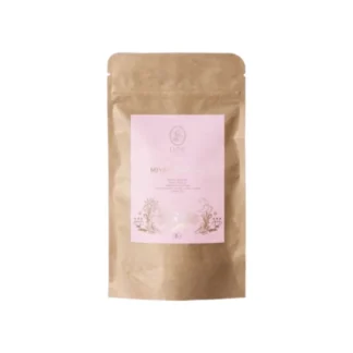 Opakowanie herbaty Miyabi od Lune Tea, zapakowane w estetyczny, brązowy woreczek z różowym nadrukiem. Ta wyjątkowa mieszanka z najwyższej jakości składników doskonale sprawdzi się podczas relaksujących chwil, podkreślając aromat i smak.