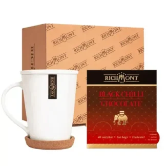 Zestaw zawiera elegancką filiżankę i opakowanie herbaty Black Chilli Chocolate marki RichMont. Idealna propozycja dla miłośników wyjątkowych smaków, łącząca aromatyczną herbatę z nutą gorzkiej czekolady i pikantności.