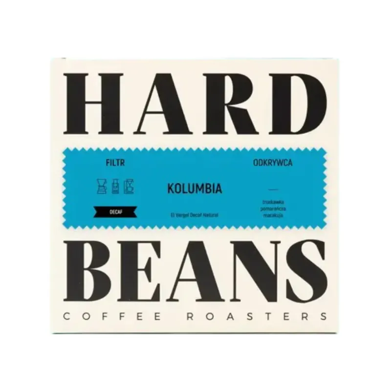 Opakowanie kawy filtracyjnej Decaf Kolumbia od Hard Beans z charakterystycznym niebieskim etykietą. Idealna do parzenia aromatycznego naparu bez kofeiny, stworzona z ręcznie zbieranych ziaren z Kolumbii.