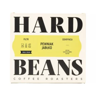 Opakowanie kawy Hard Beans Pełniak Jabłko zawiera ziarna o wyjątkowym smaku, w którym wyczuwalne są nuty cytrusów, czerwonego jabłka i karmelu. Idealny wybór dla miłośników kawy filtrowanej, którzy cenią sobie unikalne doznania smakowe i wysoką jakość produktów.