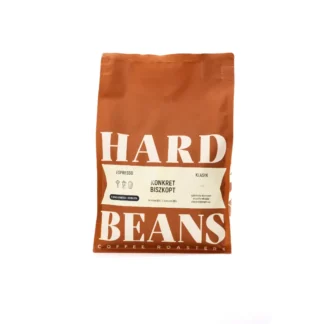 Opakowanie kawy HARD BEANS Konkret Biszkopt, przeznaczone do przygotowania esencjonalnego espresso. Idealny wybór dla miłośników intensywnego smaku i aromatu, wyróżniający się starannie wyselekcjonowanymi ziarnami.
