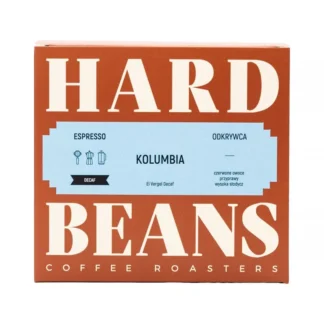 Opakowanie kolumbijskiej kawy bezkofeinowej Hard Beans, idealnej do przygotowania aromatycznego espresso. Charakteryzuje się nutami czerwonych owoców oraz wysoką słodyczą, co czyni ją doskonałym wyborem dla miłośników delikatnych smaków.