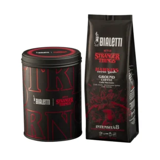 Mielona kawa Bialetti o intensywności 8, inspirowana serią Stranger Things, zamknięta w eleganckim opakowaniu. Idealna do przygotowania aromatycznego napoju, doskonała dla fanów kawy i kultowego serialu.