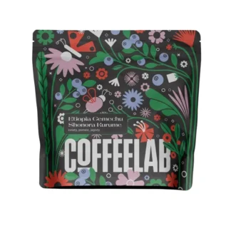 Opakowanie kawy Etiopia Gemecchu Shonora Kurume o pojemności 250g, ozdobione kolorowym wzorem botanicznym. Ta wyjątkowa kawa zachwyca aromatem kwiatów, pomelo i jagód, idealna dla miłośników intensywnych smaków.