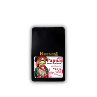 Opakowanie kawy Papuńskiej z Papui Nowej Gwinei o wadze 250 g, charakteryzujące się bogatym smakiem i aromatem. Idealna do parzenia w ekspresie lub metodami alternatywnymi, ta kawa będzie doskonałym wyborem dla koneserów.