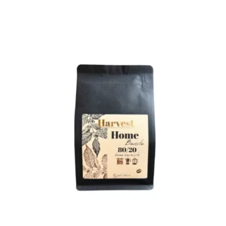 Opakowanie kawy Harvest Home Barista 80/20 jest idealnym wyborem dla entuzjastów wysokiej jakości parzenia w domowym zaciszu. Zrównoważona mieszanka ziarna z atrakcyjnym designem etykiety doskonale sprawdzi się jako podstawowy składnik do przygotowania wyśmienitej kawy w różnych metodach zaparzania.