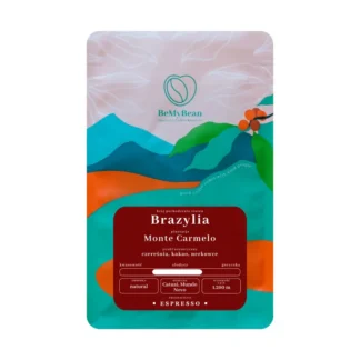 Opakowanie kawy Brazylia Monte Carmelo z wyraźnym logo BeMyBean, przedstawiające kolorowe wzory górskie. Idealna do espresso, ta kawa charakteryzuje się nutami czereśni, kakao i orzechów, co czyni ją perfekcyjnym wyborem dla miłośników wysokiej jakości napojów kawowych.