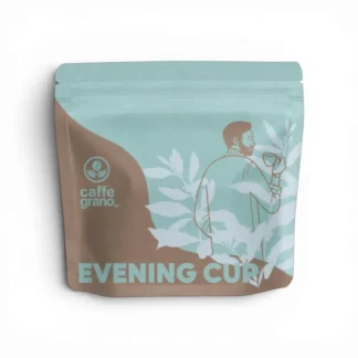 Opakowanie kawy Evening Cup w stylowej szacie graficznej, idealne na relaksujący wieczór. Doskonała na degustację, ta kawa zachwyca aromatem i wyjątkowym smakiem, wprowadzając spokój po długim dniu.