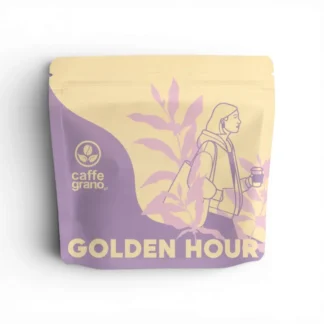 Elegancka torebka kawy Golden Hour od Caffe Grano, przedstawiająca kobietę pijącą aromatyczny napój w otoczeniu roślin. Doskonały wybór dla miłośników kawy, którzy cenią sobie jakość i estetykę, idealny do parzenia w domowym zaciszu.