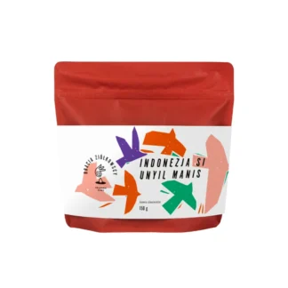 Opakowanie kawy z Indonezji Si Unyil Manis, ważące 150g. Produkty posiadają charakterystyczną grafikę, która wyróżnia się na półce, idealne dla miłośników aromatycznych i bogatych w smaku naparów.