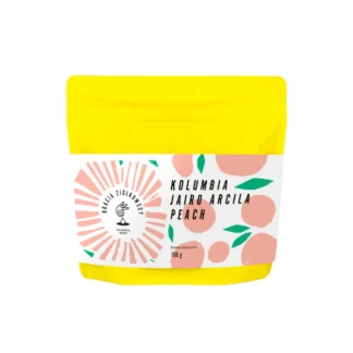 Opakowanie kawy Kolumbia Jairo Arcila Peach o wadze 150g, charakteryzujące się intensywnym smakiem z nutami brzoskwini. Idealny wybór dla miłośników aromatycznej kawy, oferujący wyjątkowe doznania smakowe oraz świeżość zamkniętą w kolorowym, atrakcyjnym opakowaniu.
