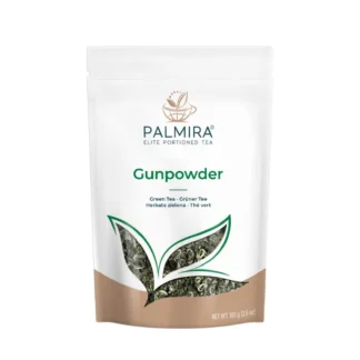 Opakowanie herbaty zielonej Gunpowder marki Palmira, zawierającej 100g wysokiej jakości liści. Doskonały wybór dla miłośników aromatycznej herbaty, idealnej do parzenia na ciepło lub jako orzeźwiający napój.