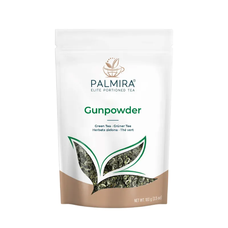 Opakowanie herbaty zielonej Gunpowder marki Palmira, zawierającej 100g wysokiej jakości liści. Doskonały wybór dla miłośników aromatycznej herbaty, idealnej do parzenia na ciepło lub jako orzeźwiający napój.