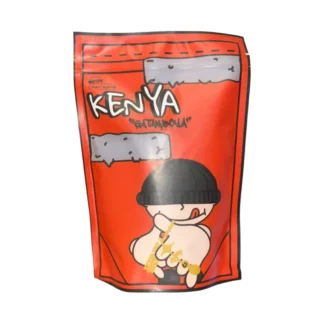 Opakowanie kawy z Kenii "Gotimabolla" w intensywnym, czerwonym kolorze z kreatywną grafiką. Idealna do parzenia w domu lub biurze, oferuje wyjątkowe doznania smakowe dla miłośników kawy i herbaty.
