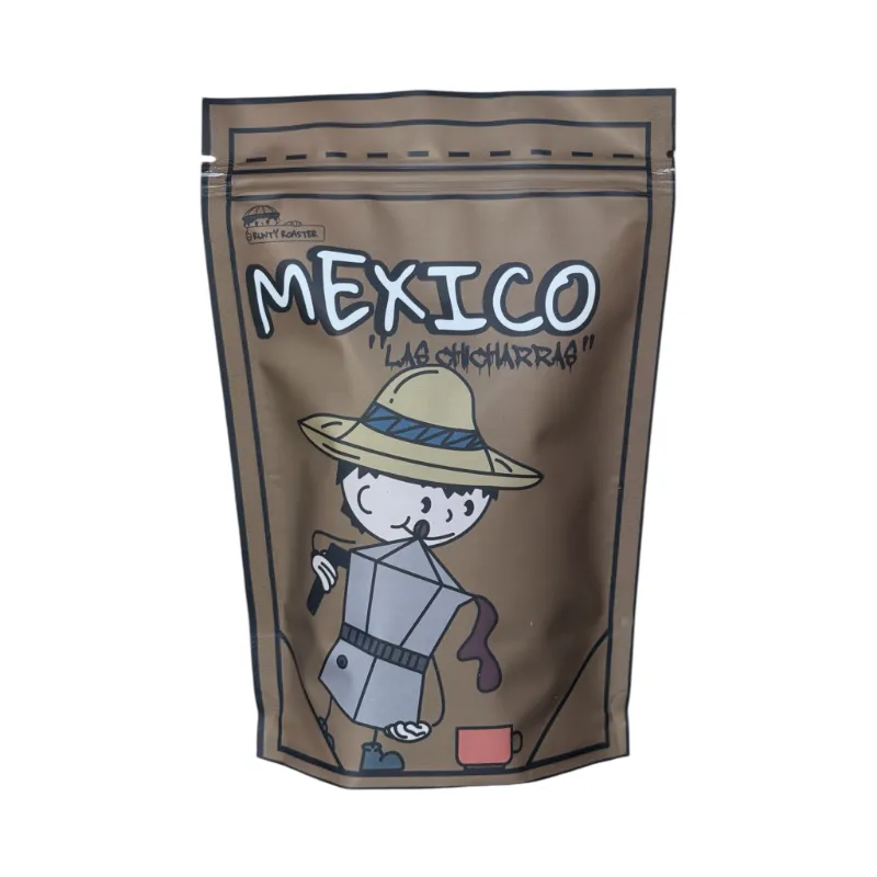 Opakowanie kawy z Meksyku "Las Chicharras" przedstawia kolorową grafikę z graficznym przedstawieniem lokalnych tradycji parzenia kawy. Idealna do codziennego użytku, zapewnia intensywny smak i aromat, które zachwycają miłośników kawy.