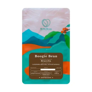 Opakowanie kawy Boogie Bean z Brazylii z kolorowym tłem przedstawiającym góry i ziarna kawy. To aromatyczne espresso charakteryzuje się nutami czekolady mlecznej oraz orzecha laskowego, idealne dla miłośników kawy.