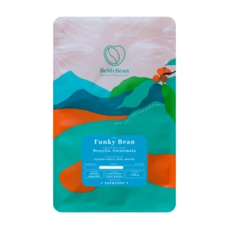 Opakowanie kawy Funky Bean łączy w sobie nuty suszonych owoców, kiwi i moreli, oferując wyjątkowe doznania smakowe. Idealna do przygotowania aromatycznego espresso, ta kawa pochodzi z renomowanych plantacji w Brazylii i Gwatemali, co sprawia, że jest doskonałym wyborem dla miłośników wyjątkowych kaw.
